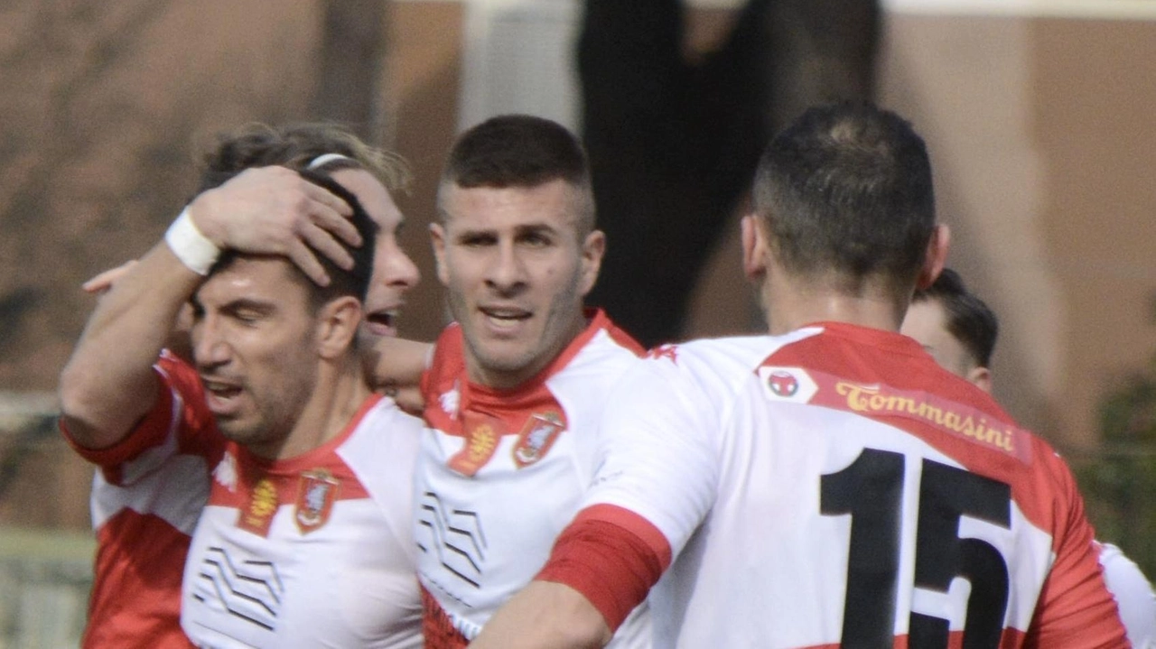 Il gol di Caponi fa incassare tre punti ai biancorossi. Nella ripresa uno degli assistenti sostituito per infortunio. Fiori in ricordo dei tifosi scomparsi. Il gol di Caponi fa incassare tre punti ai biancorossi. Nella ripresa uno degli assistenti sostituito per infortunio. Fiori in ricordo dei tifosi scomparsi.