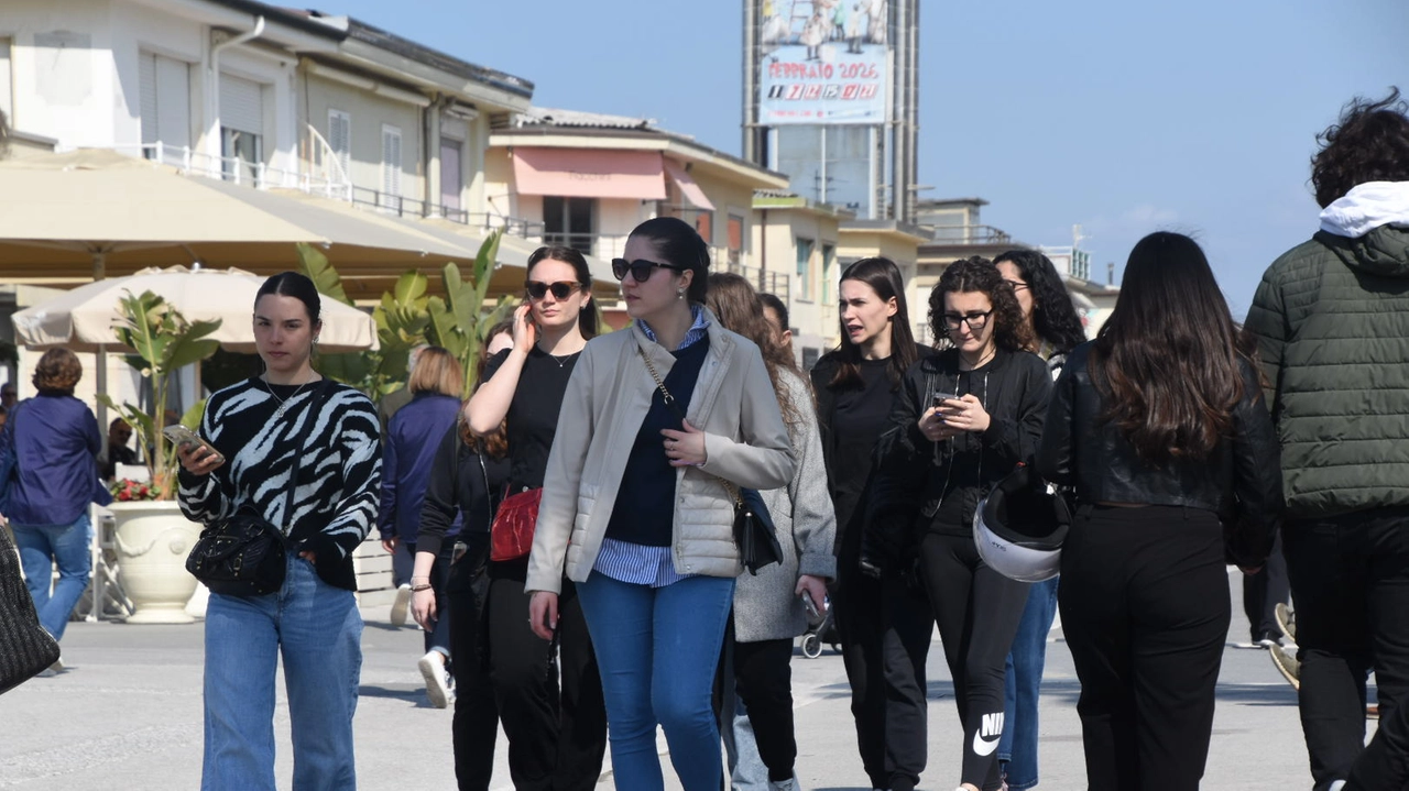In tanti sulla Passeggiata di Viareggio (Umicini)