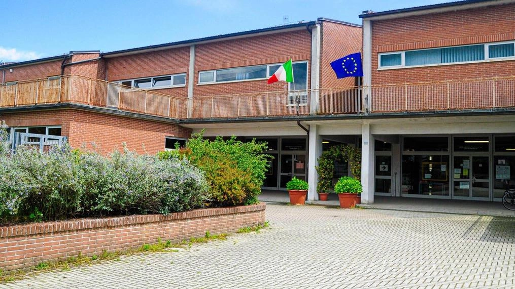Scuola Leonardo da Vinci:. nuovo impianto di illuminazione con risparmio del 68% Saranno sostituiti 272 corpi illuminanti con apparecchi a Led Scuola Leonardo da Vinci:. nuovo impianto di illuminazione con risparmio del 68% Saranno sostituiti 272 corpi illuminanti con apparecchi a Led