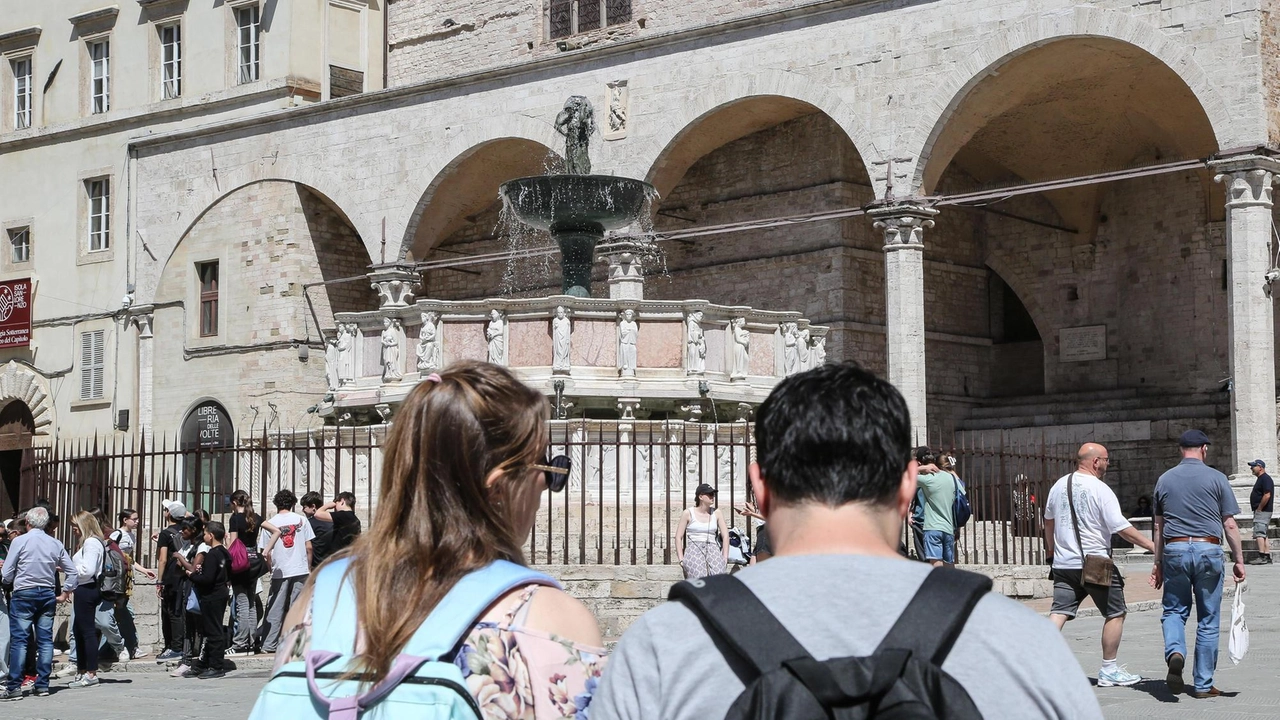 Il centro storico di Perugia pieno di turisti (Foto Crocchioni) Il centro storico di Perugia pieno di turisti (Foto Crocchioni)