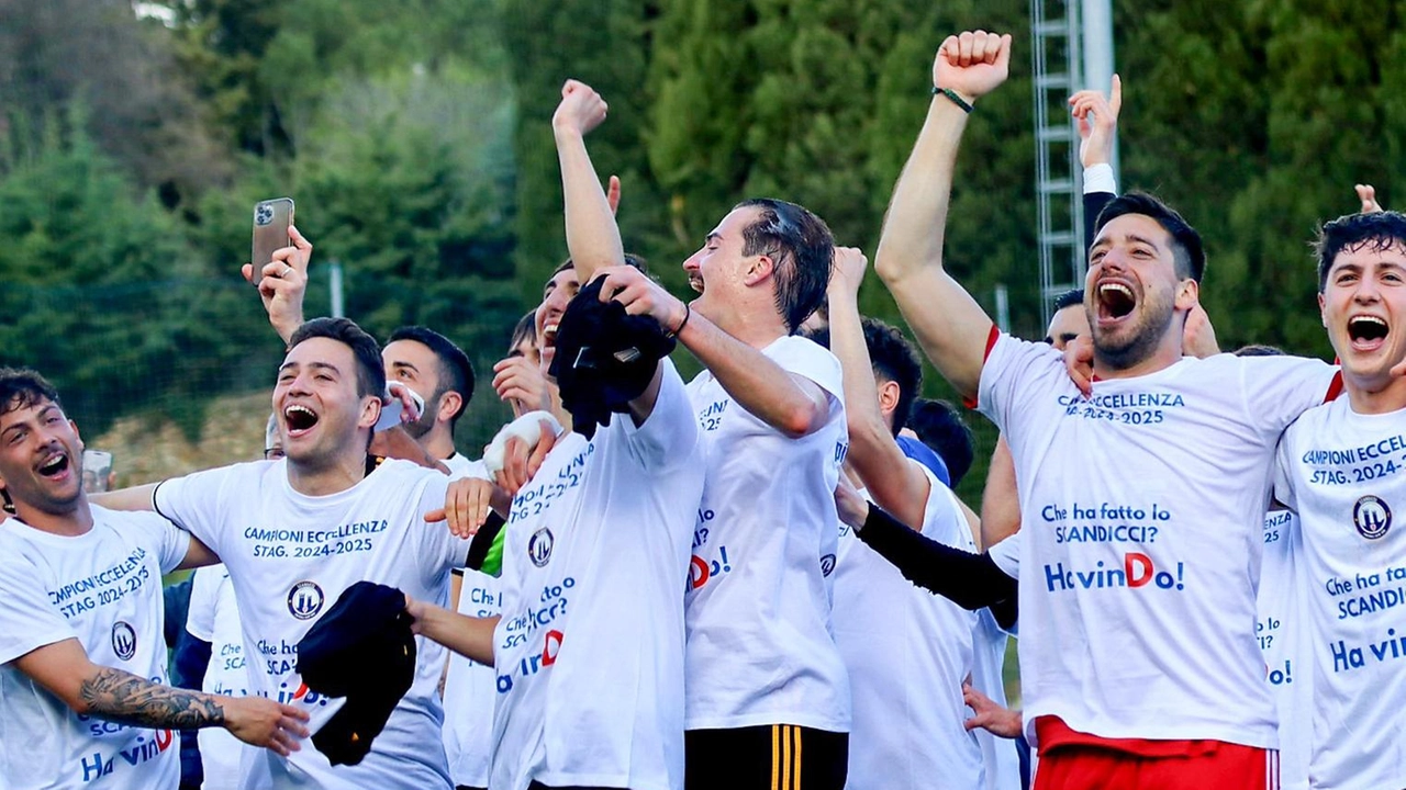 I festeggiamenti dello Scandicci dopo la vittoria del campionato di Eccellenza e la promozione in Serie D