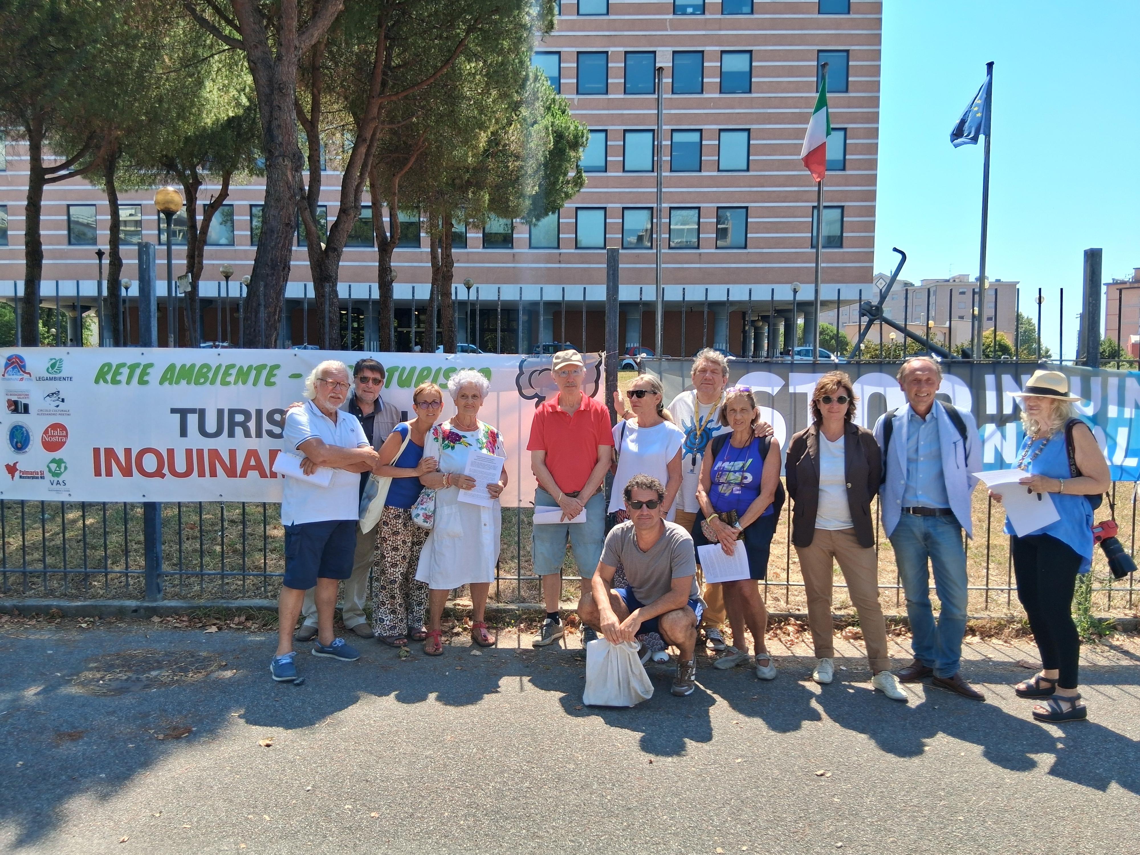 L’attesa per il verdetto. Inchiesta sui fumi in porto: “Vogliamo nuove indagini” L’attesa per il verdetto. Inchiesta sui fumi in porto: “Vogliamo nuove indagini”