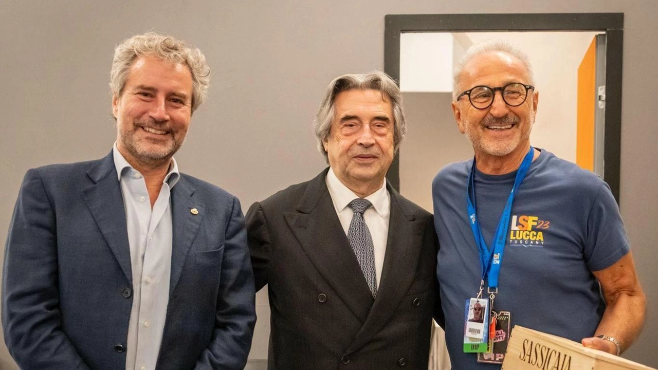 Il Maestro Riccardo Muti dopo il concerto con il sindaco Mario Pardini e il patron Mimmo D’Alessandro che gli regala la speciale bottiglia di Sassicaia Il Maestro Riccardo Muti dopo il concerto con il sindaco Mario Pardini e il patron Mimmo D’Alessandro che gli regala la speciale bottiglia di Sassicaia