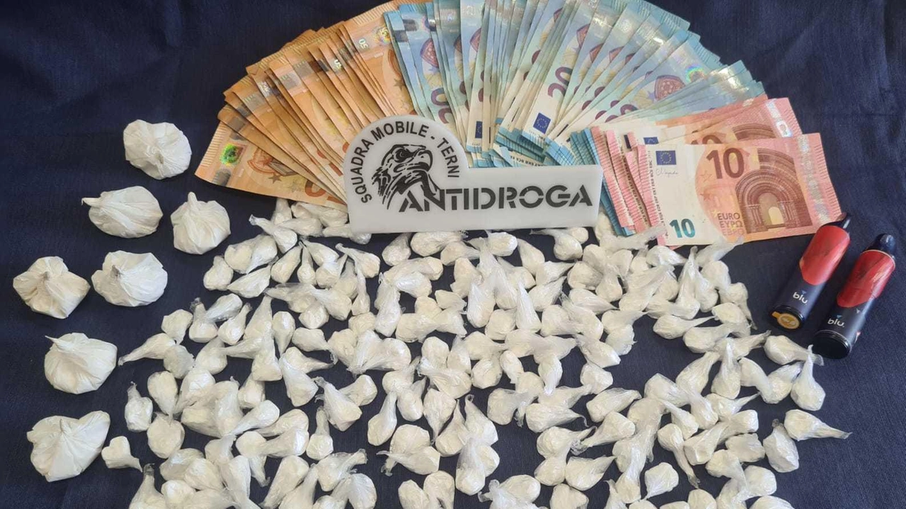 Gli. agenti hanno fermato il 25enne in via Narni per un controllo di routine. Oltre alla droga, è stato trovato in possesso di denaro contante Gli. agenti hanno fermato il 25enne in via Narni per un controllo di routine. Oltre alla droga, è stato trovato in possesso di denaro contante