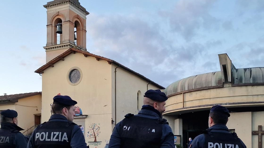 Il provvedimento varato nella riunione del Comitato di Sicurezza. Contestati i numeri degli ospiti, nonostante le soluzioni alternative. "Sorveglianza sanitaria impossibile, degrado e continui arrivi". Il provvedimento varato nella riunione del Comitato di Sicurezza. Contestati i numeri degli ospiti, nonostante le soluzioni alternative. "Sorveglianza sanitaria impossibile, degrado e continui arrivi".