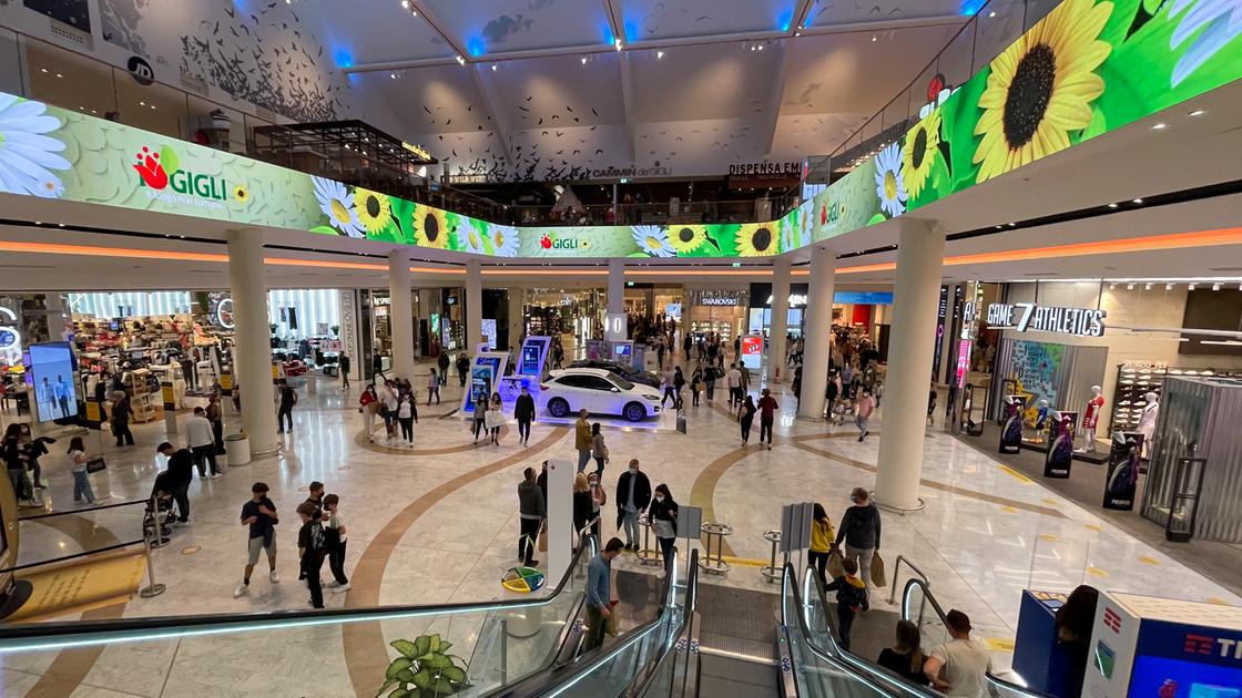 ferragosto ai gigli centro commerciale aperto i sindacati inaccettabile c8217232 il diritto alla festa