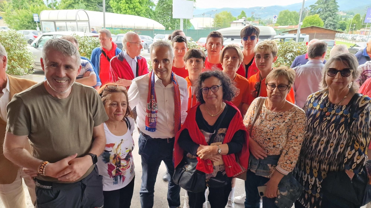 Più di cinquanta tifosi hanno fatto sentire il proprio affetto ad Antonio Andreucci, nuovo allenatore della Pistoiese, nel tardo pomeriggio... Più di cinquanta tifosi hanno fatto sentire il proprio affetto ad Antonio Andreucci, nuovo allenatore della Pistoiese, nel tardo pomeriggio...