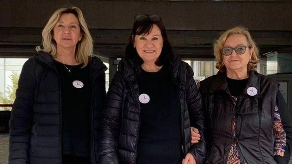 La presidente di Adisco Luisella Nella con due volontarie dell’associazione durante un’iniziativa La presidente di Adisco Luisella Nella con due volontarie dell’associazione durante un’iniziativa