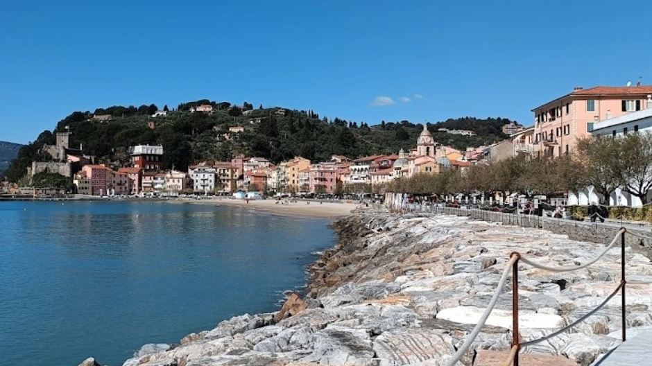 Lungomare di San Terenzo Lungomare di San Terenzo