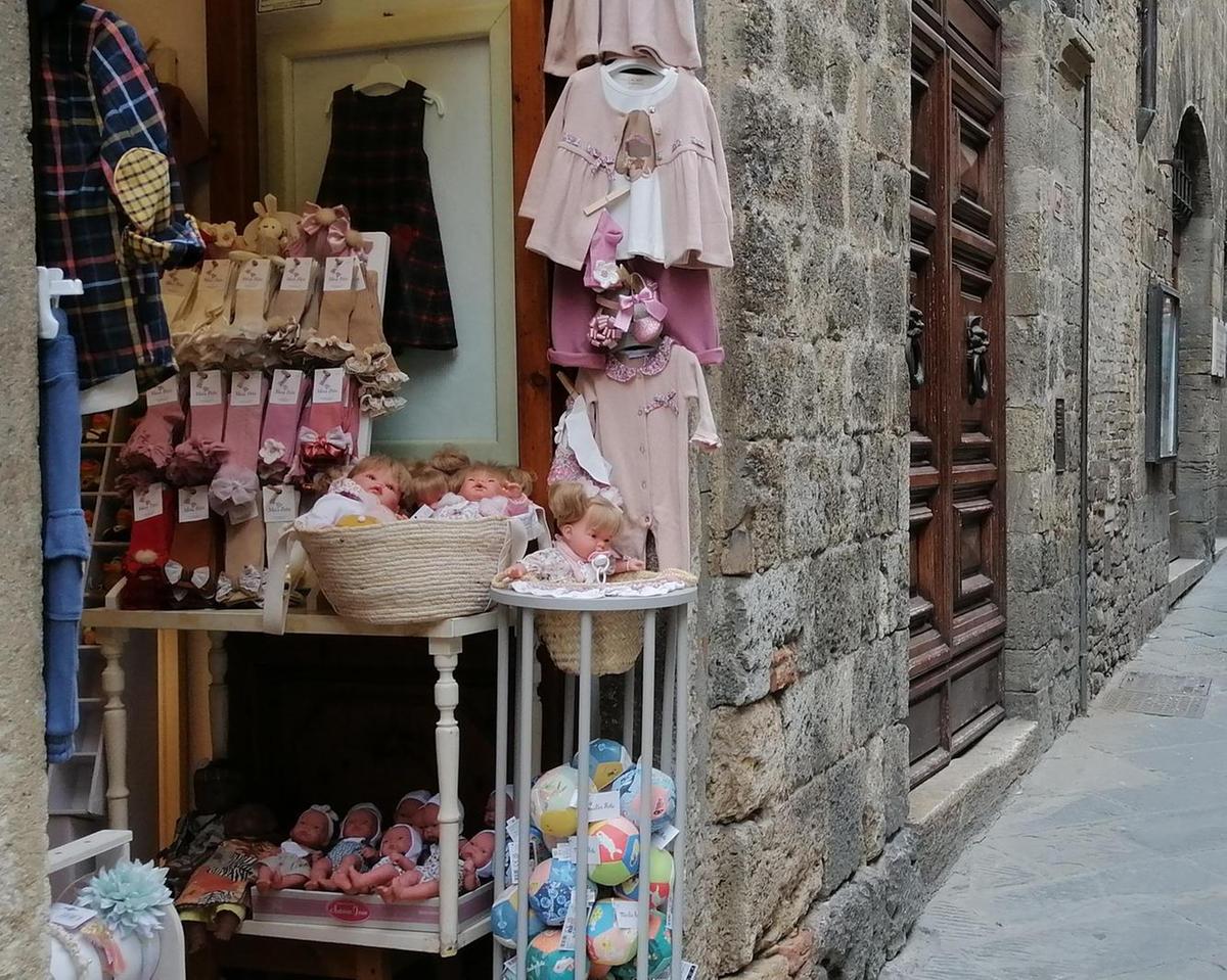 Rubano una bambola, calzini da bimbi e si dileguano tra i turisti
