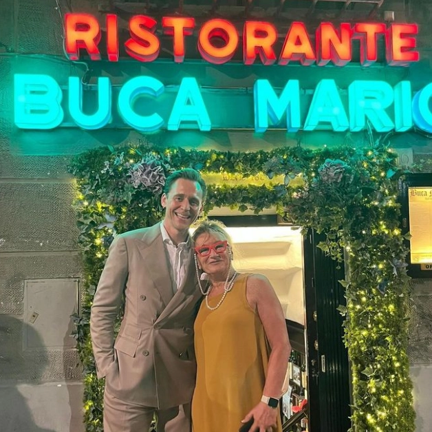 Tom Hiddleston al ristorante Buca Mario a Firenze