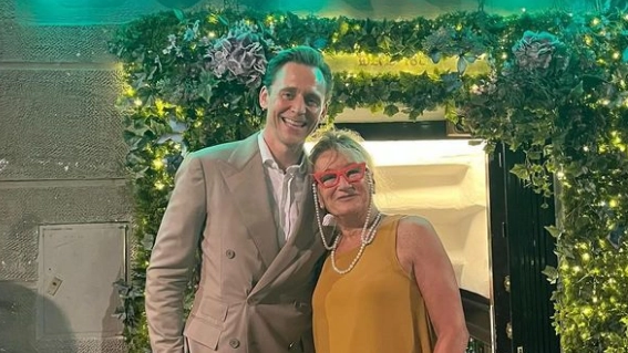 Tom Hiddleston al ristorante Buca Mario a Firenze