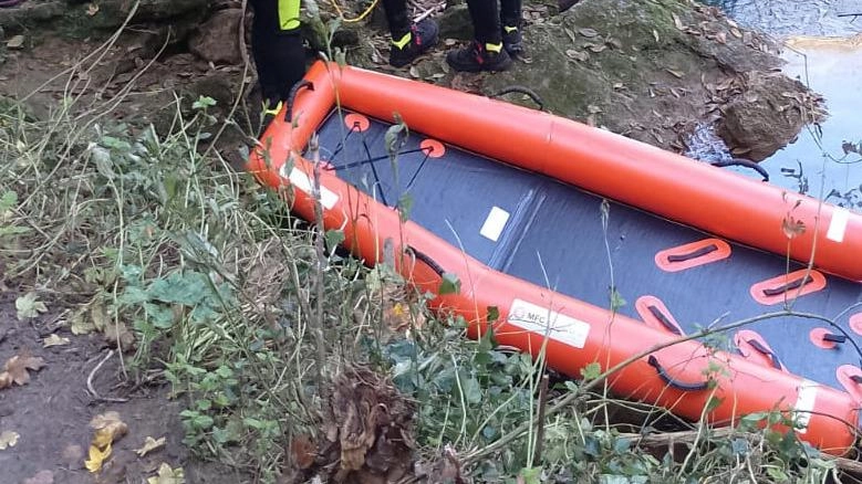 Alcuni giorni fa il parco fluviale di Colle è stato il centro per una esercitazione dei vigili del fuoco. Si è trattata di una prova di intervento di soccorso di una persona in difficoltà in acqua. Nella foto i pompieri in azione Alcuni giorni fa il parco fluviale di Colle è stato il centro per una esercitazione dei vigili del fuoco. Si è trattata di una prova di intervento di soccorso di una persona in difficoltà in acqua. Nella foto i pompieri in azione