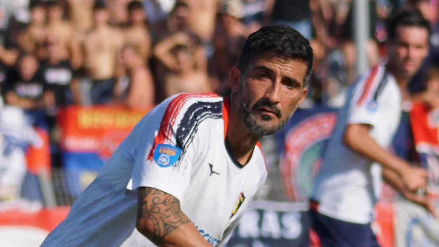 Loris Beoni ritrova il calciatore Federico Conti all'Aquila dopo 10 anni. Conti, ora chioccia per i giovani, recupera forma fisica e punta alla salvezza. Prossimo derby cruciale.
