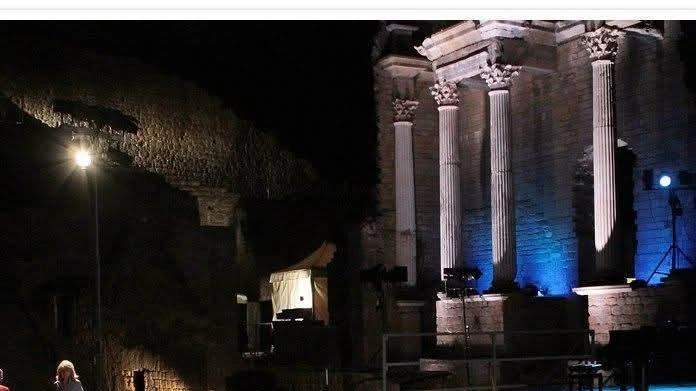Questa sera al Teatro Romano, andrà in scena «Le Baccanti di Euripide». E domani «Il mondo capovolto»