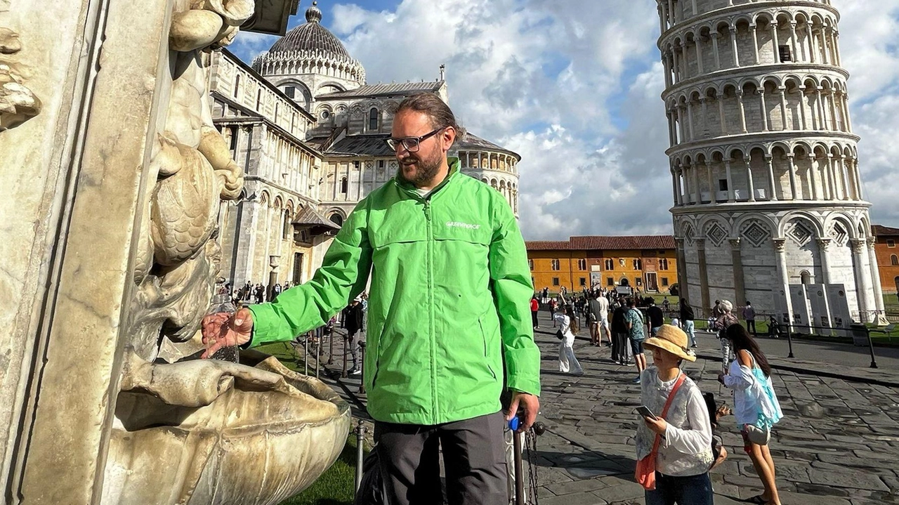 Giuseppe Ungherese di Greenpeace mentre effettua alcuni campionamenti dell’acqua pubblica dalle fontanelle nel centro storico di Pisa Giuseppe Ungherese di Greenpeace mentre effettua alcuni campionamenti dell’acqua pubblica dalle fontanelle nel centro storico di Pisa