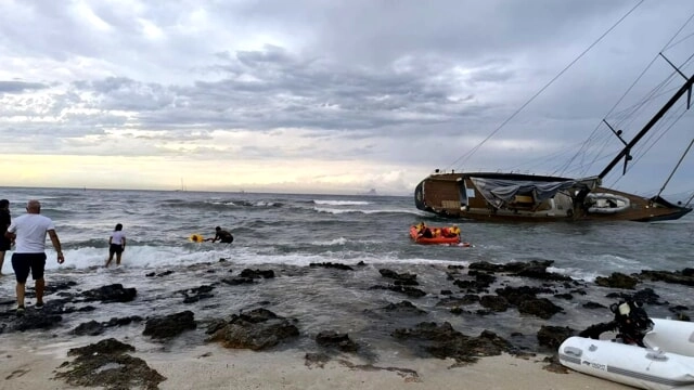 Una delle imbarcazioni che la tempesta ha scagliato con violenza contro la scogliera sull’isola di Formentera Una delle imbarcazioni che la tempesta ha scagliato con violenza contro la scogliera sull’isola di Formentera