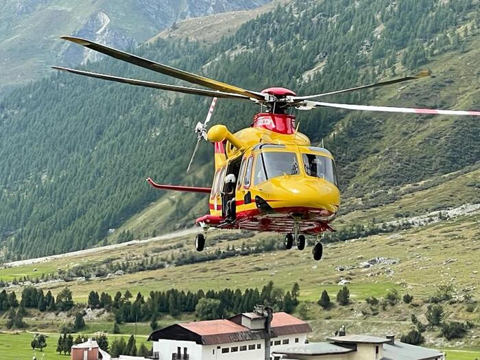 https://www.lanazione.it/image-service/view/acePublic/alias/contentid/NGY4NzJmNzYtYzU5Ny00/0/intervenuto-anche-un-elicottero-ma-il-medico-non-ha-potuto-fare-altro-che-constatare-il-decesso-delluomo-foto-darchivio-ansa.jpeg?f=1.91:1&w=1200