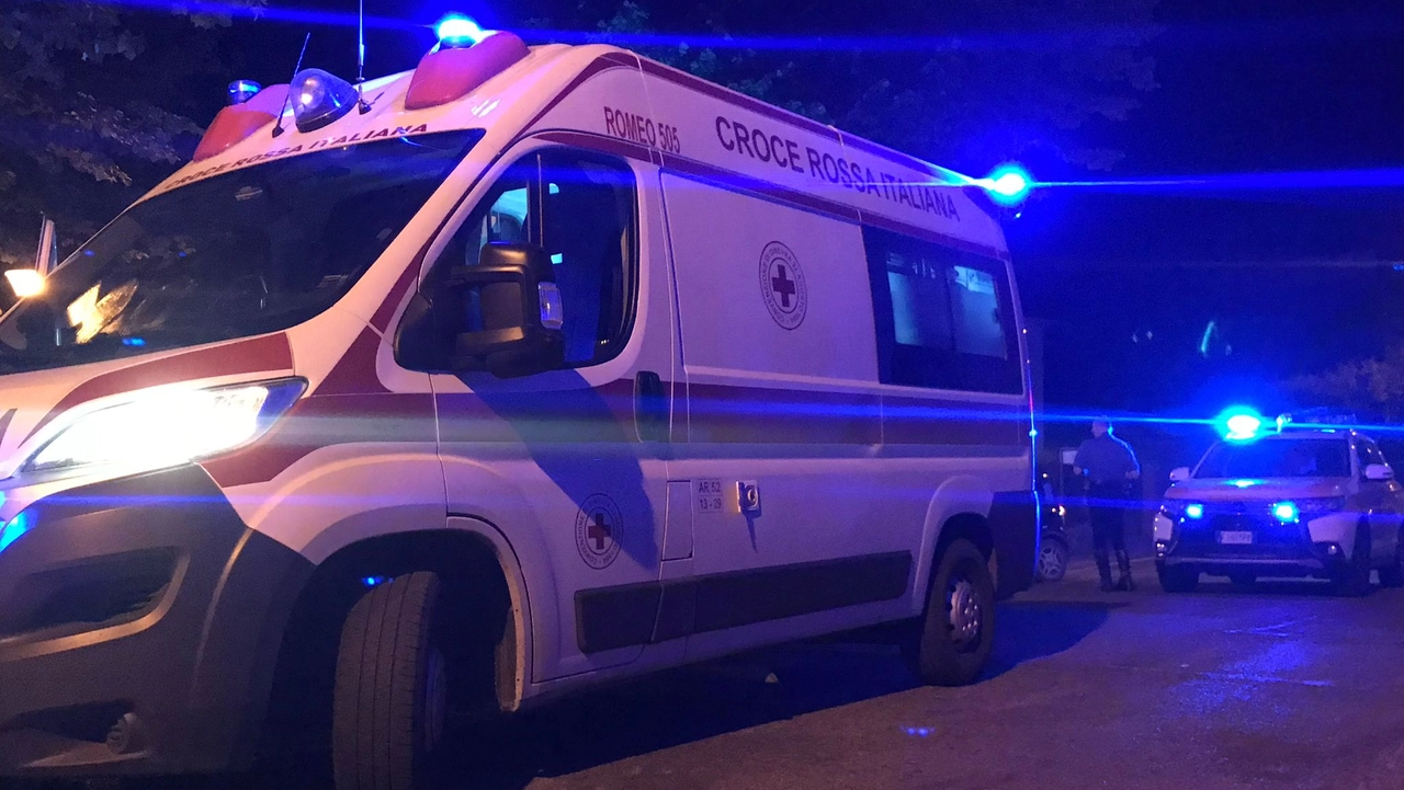 Gravissimo incidente nella notte a Viareggio: feriti in maniera seria due giovanissimi. In foto un'ambulanza della Croce Rossa Gravissimo incidente nella notte a Viareggio: feriti in maniera seria due giovanissimi. In foto un'ambulanza della Croce Rossa