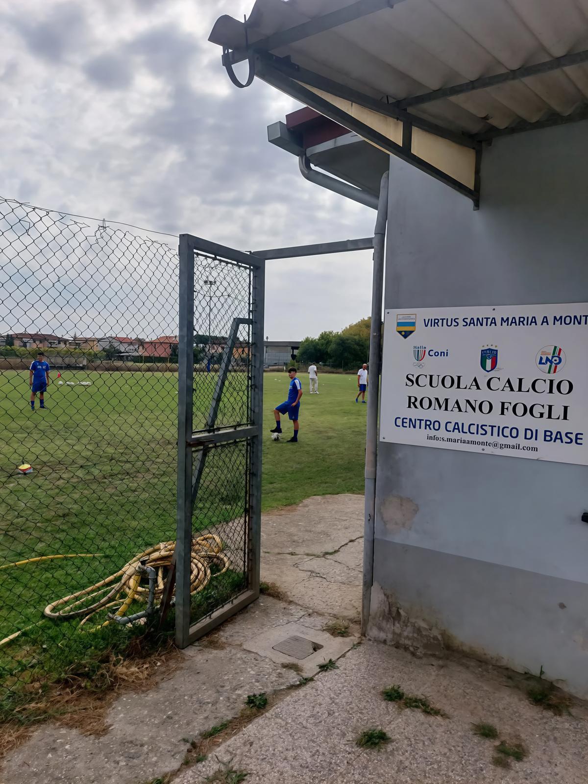 il duello del campo sportivo lo abbiamo trovato occupato il comune finisce sotto attacco