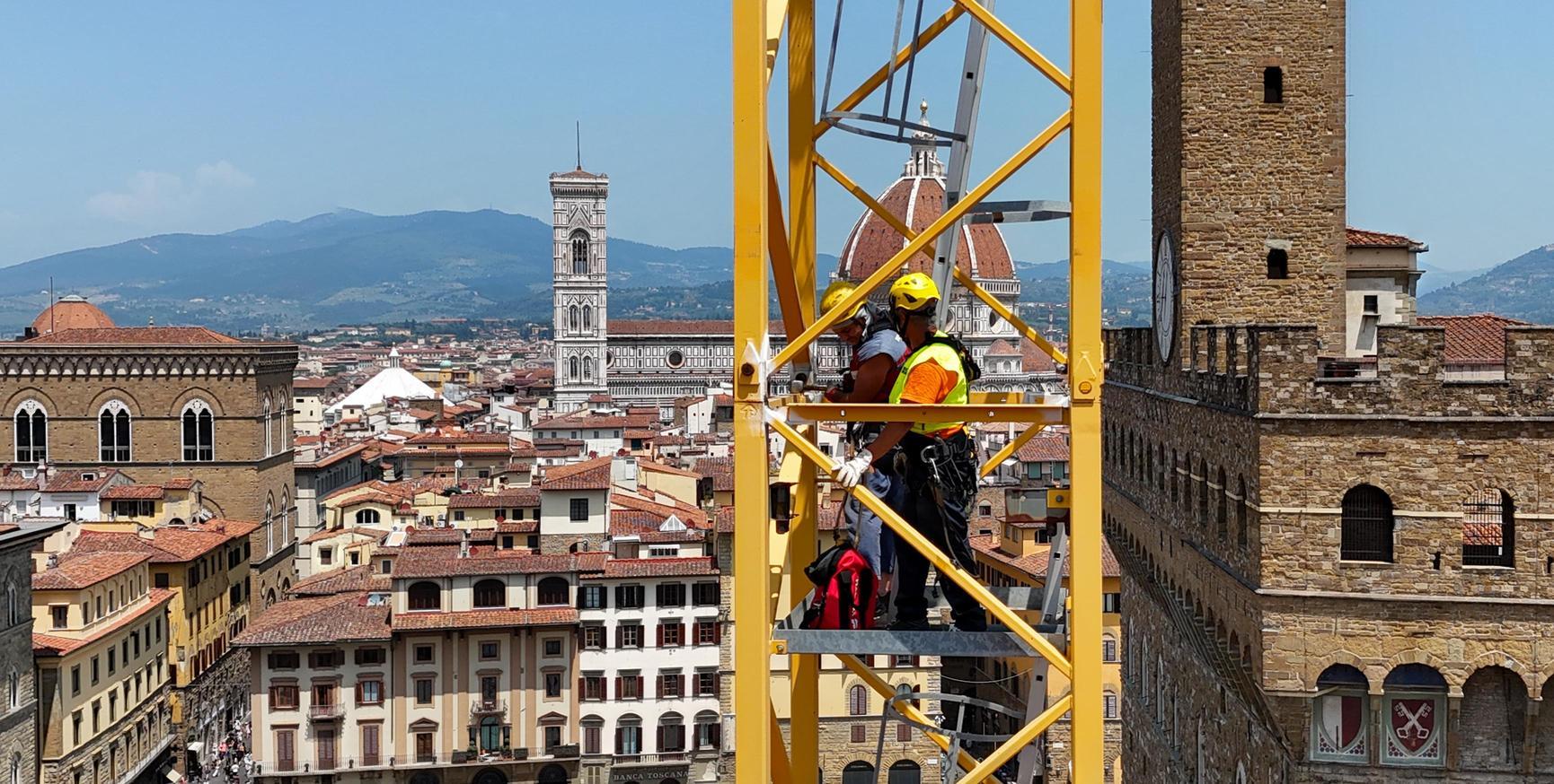 Uffizi, lo spettacolare addio alla gru. Via la giraffa di cinquanta metri Uffizi, lo spettacolare addio alla gru. Via la giraffa di cinquanta metri