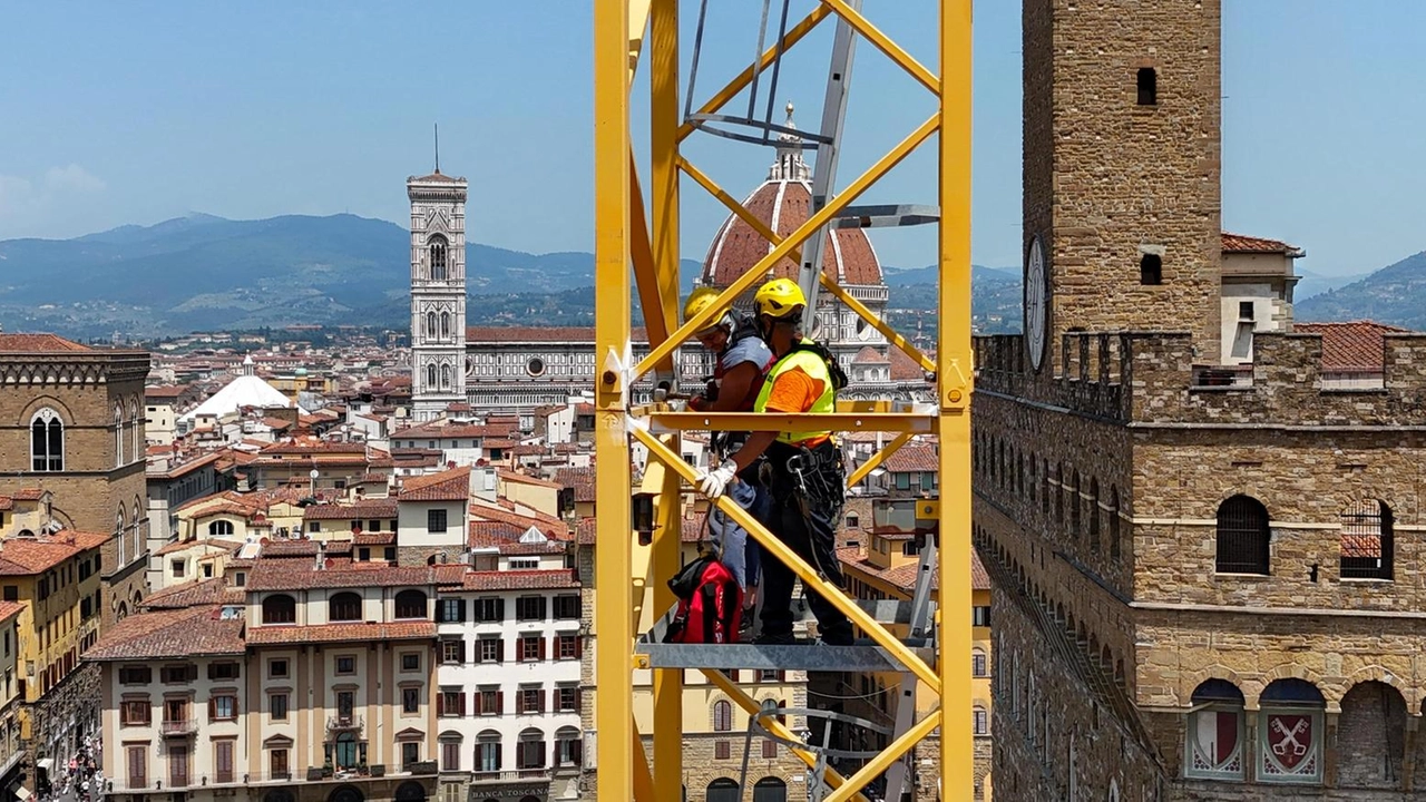 Gli operai hanno iniziato alle 7 e alle 11.45 il braccio orizzontale ha toccato terra, era la fase più delicata. I pezzi smontati sono stati portati via nella notte a bordo di autotreni e oggi tocca al tronco . Gli operai hanno iniziato alle 7 e alle 11.45 il braccio orizzontale ha toccato terra, era la fase più delicata. I pezzi smontati sono stati portati via nella notte a bordo di autotreni e oggi tocca al tronco .
