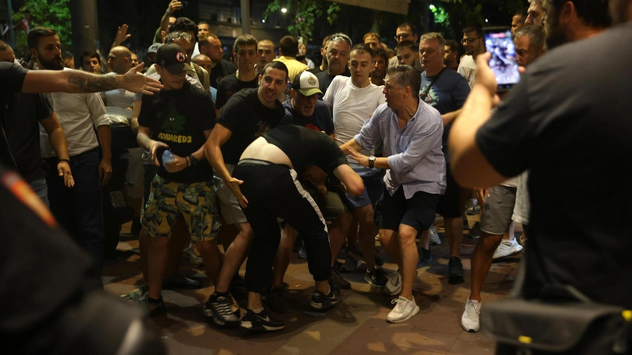 Numerosi poliziotti feriti. Appello di Vucic alla calma