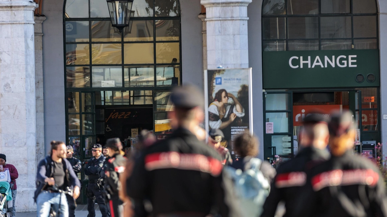 Controlli in corso alla Stazione di Pisa In queste ore tiene banco sempre di più la questione sicurezza Controlli in corso alla Stazione di Pisa In queste ore tiene banco sempre di più la questione sicurezza