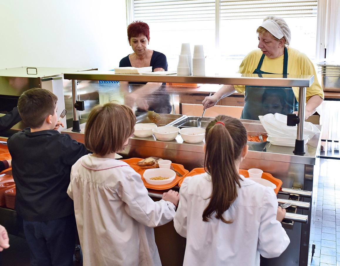Mensa nelle scuole e rincari: "Il lavoro costa il 13% in più"