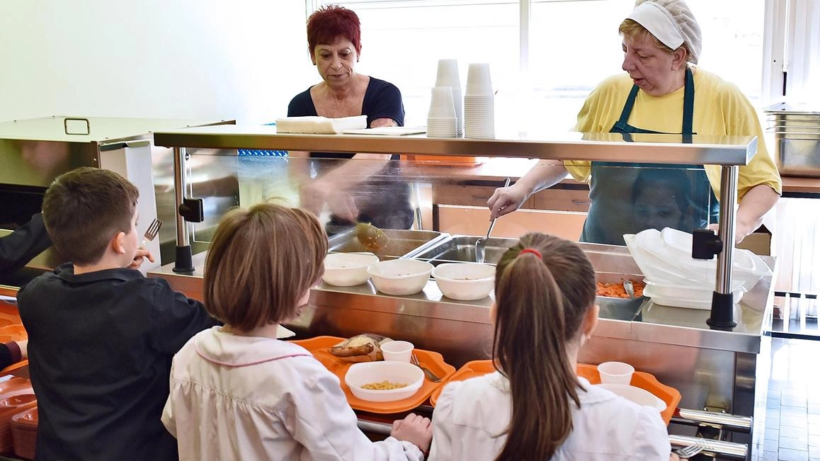 L’opposizione torna alla carica dopo che l’anno scorso vennero aperti i refettori solo a anno scolastico iniziato. Intanto a novembre scade il contratto con l’attuale cooperativa, l’amministrazione pensa a una proroga. . L’opposizione torna alla carica dopo che l’anno scorso vennero aperti i refettori solo a anno scolastico iniziato. Intanto a novembre scade il contratto con l’attuale cooperativa, l’amministrazione pensa a una proroga. .