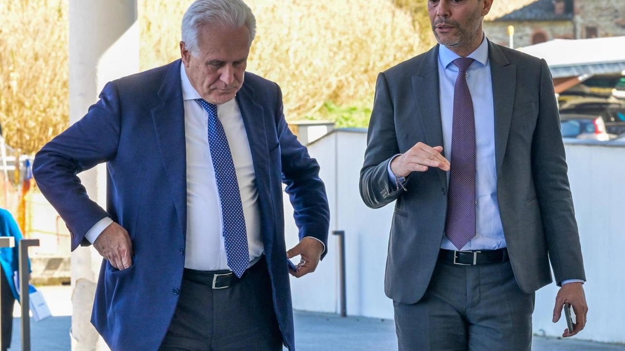 Taglio del nastro col governatore della Toscana e il direttore della Asl Centro. Verrà inaugurata anche la nuova strada intitolata al medico Valerio Piazzini. Taglio del nastro col governatore della Toscana e il direttore della Asl Centro. Verrà inaugurata anche la nuova strada intitolata al medico Valerio Piazzini.
