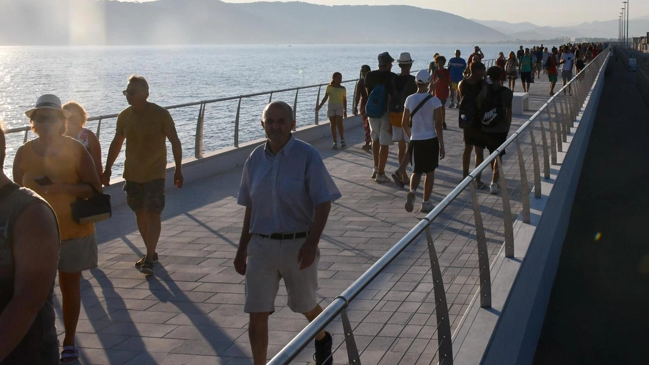 La passeggiata sul porto di Marina amata dai carraresi e frequentata da adulti e bambini, sportivi e atleti sarà vietata ai monopattini elettrici La passeggiata sul porto di Marina amata dai carraresi e frequentata da adulti e bambini, sportivi e atleti sarà vietata ai monopattini elettrici