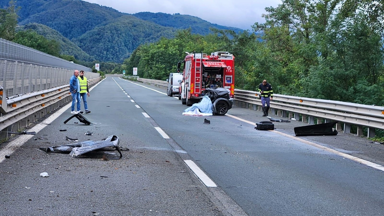 I resti dell’auto del manager dopo lo schianto contro il guardrail sull’Autocisa I resti dell’auto del manager dopo lo schianto contro il guardrail sull’Autocisa