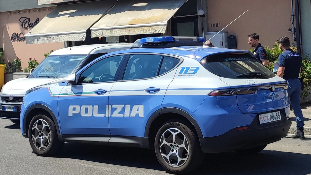La volante della Polizia davanti al bar di via Fiorentina (Foto Attalmi) La volante della Polizia davanti al bar di via Fiorentina (Foto Attalmi)