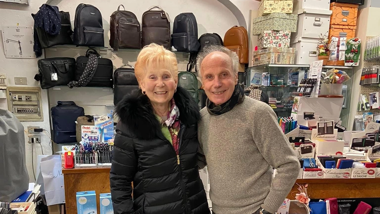 Carlo Niccolai, insieme alla moglie Anna nel negozio cartoleria timbrificio di via Santa Trinita Carlo Niccolai, insieme alla moglie Anna nel negozio cartoleria timbrificio di via Santa Trinita