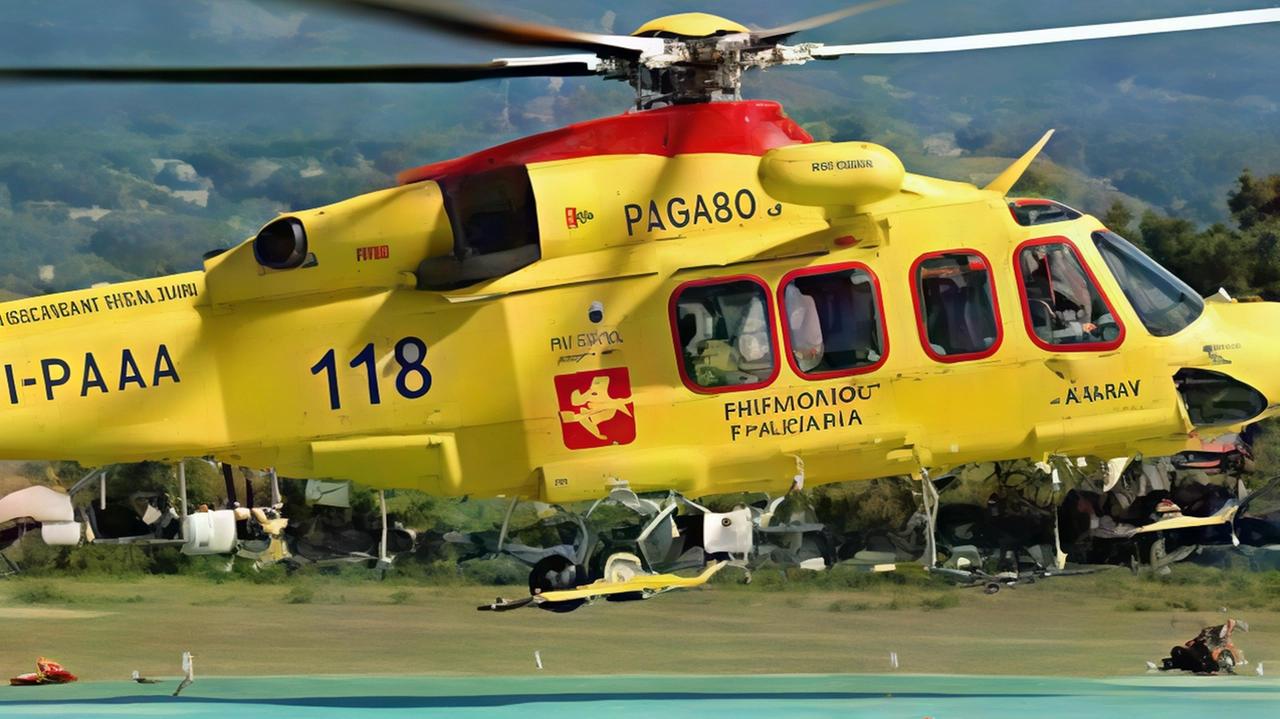 Il ragazzo è stato trasportato con l'elisoccorso in ospedale Il ragazzo è stato trasportato con l'elisoccorso in ospedale