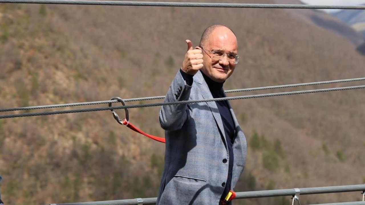 Il commissario alla ricostruzione Guido Castelli sul ponte tibetano di Sellano