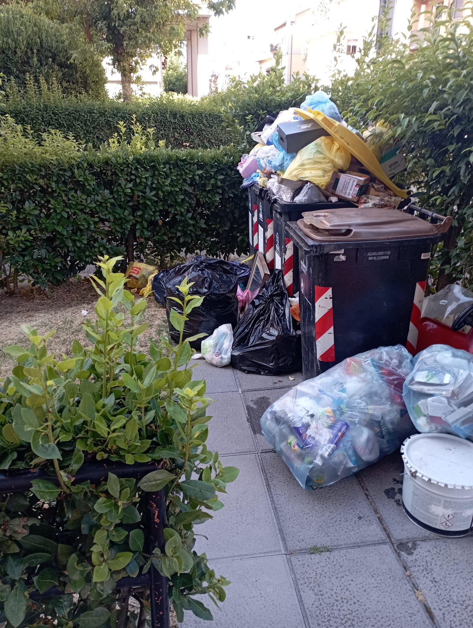 Bidoni dei rifiuti rotti: il ritiro è impossibile e il condominio si riempie di spazzatura Bidoni dei rifiuti rotti: il ritiro è impossibile e il condominio si riempie di spazzatura