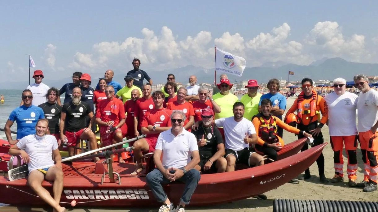 Grande successo per il primo Palio di Salvataggio organizzato dalla Lega bagnini della Versilia al bagno Flora. Di fronte a... Grande successo per il primo Palio di Salvataggio organizzato dalla Lega bagnini della Versilia al bagno Flora. Di fronte a...