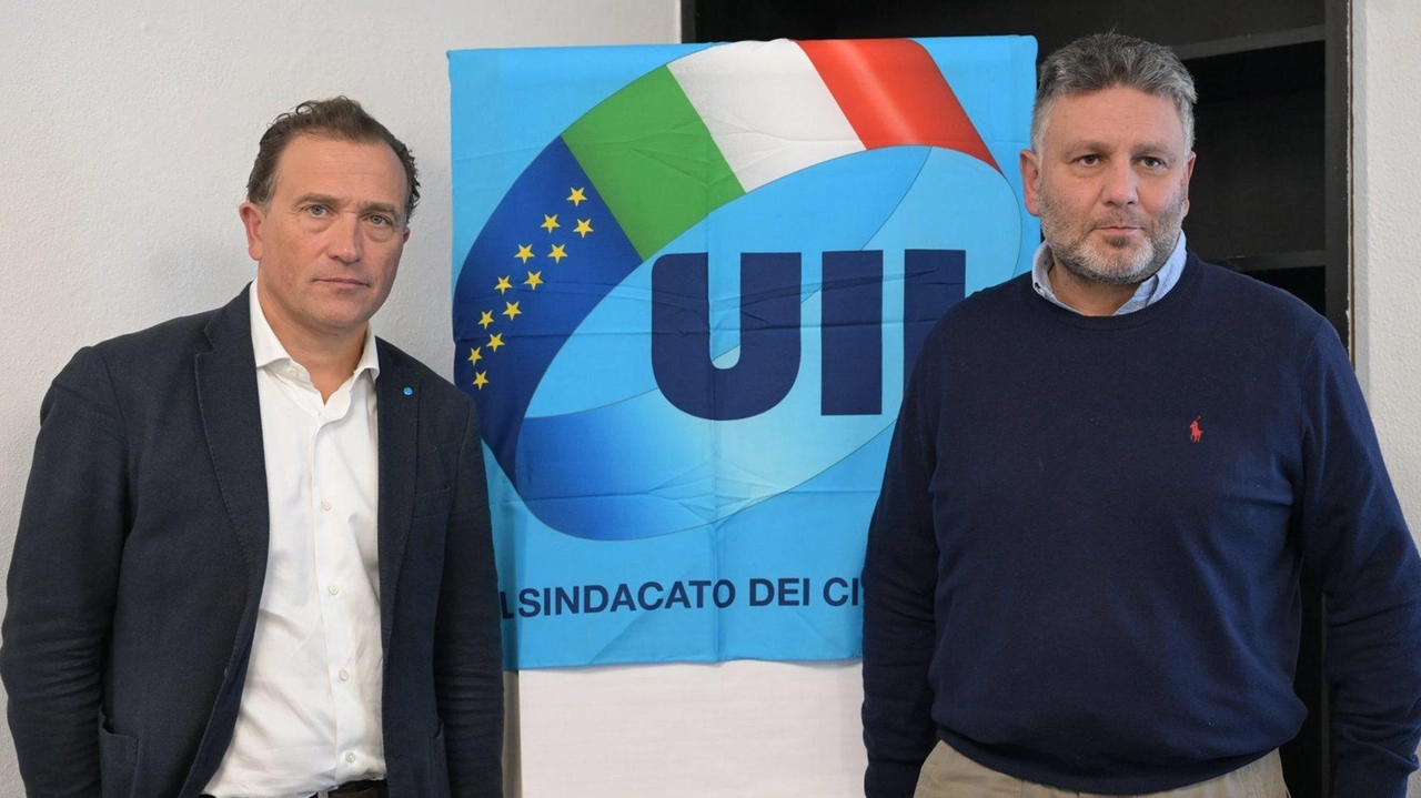 Da sinistra il segretario generale regionale della Uil Toscana Paolo Fantappiè insieme a Massimiliano Bindocci, segretario generale della Uilcom, ieri mattina all’Hotel Napoleon per l’assemblea territoriale del sindacato (foto Alcide) Da sinistra il segretario generale regionale della Uil Toscana Paolo Fantappiè insieme a Massimiliano Bindocci, segretario generale della Uilcom, ieri mattina all’Hotel Napoleon per l’assemblea territoriale del sindacato (foto Alcide)