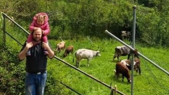 Federico Bornia ad Antessio con la figlia. Ogni anno l’allevatore sposta la propria mandria da Torpiana ad Antessio: un cammino di cinque chilometri per raggiungere. i pascoli dell’alta Val di Vara, dove la mandria resterà fino a dicembre