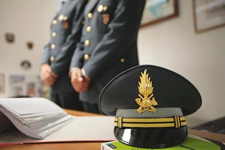 L'operazione della guardia di finanza (Foto Ansa)