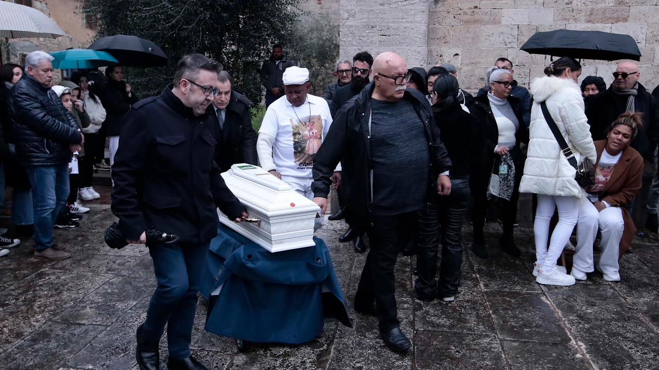 Strazio ai funerali della piccola Camilla (Foto Lazzeroni) Strazio ai funerali della piccola Camilla (Foto Lazzeroni)