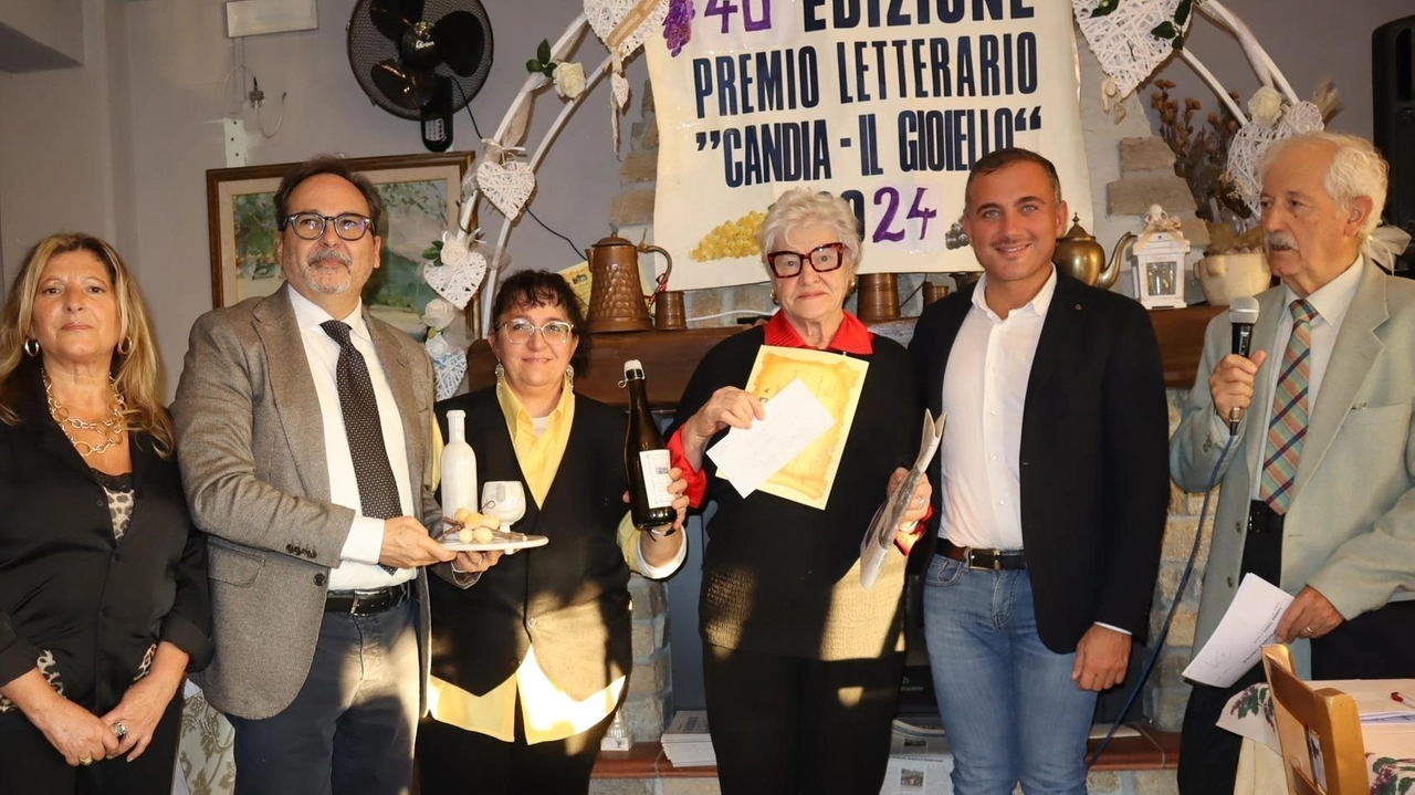 Cerimonia speciale per la quarantesima edizione del concorso letterario ideato dal club culturale Giovello Mario Cagetti Cerimonia speciale per la quarantesima edizione del concorso letterario ideato dal club culturale Giovello Mario Cagetti
