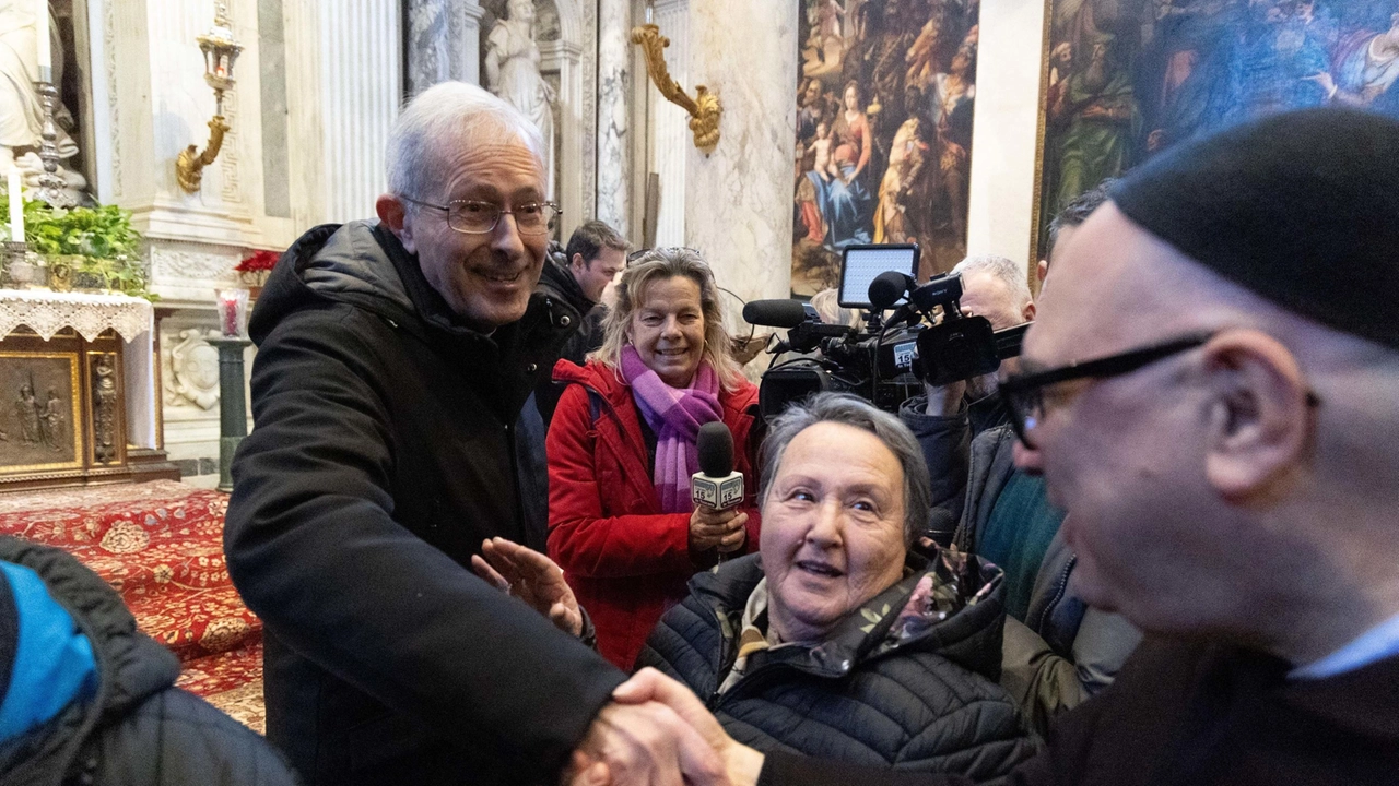 Monsignor Giovanni Paolo Benotto dopo aver dato l’annuncio in Cattedrale, letteralmente travolto dall’affetto sincero dei fedeli Monsignor Giovanni Paolo Benotto dopo aver dato l’annuncio in Cattedrale, letteralmente travolto dall’affetto sincero dei fedeli