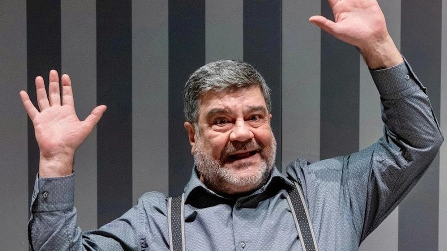 Una scena dello spettacolo ’Chi è io’ con Francesco Pannofino che sarà agli Animosi Una scena dello spettacolo ’Chi è io’ con Francesco Pannofino che sarà agli Animosi