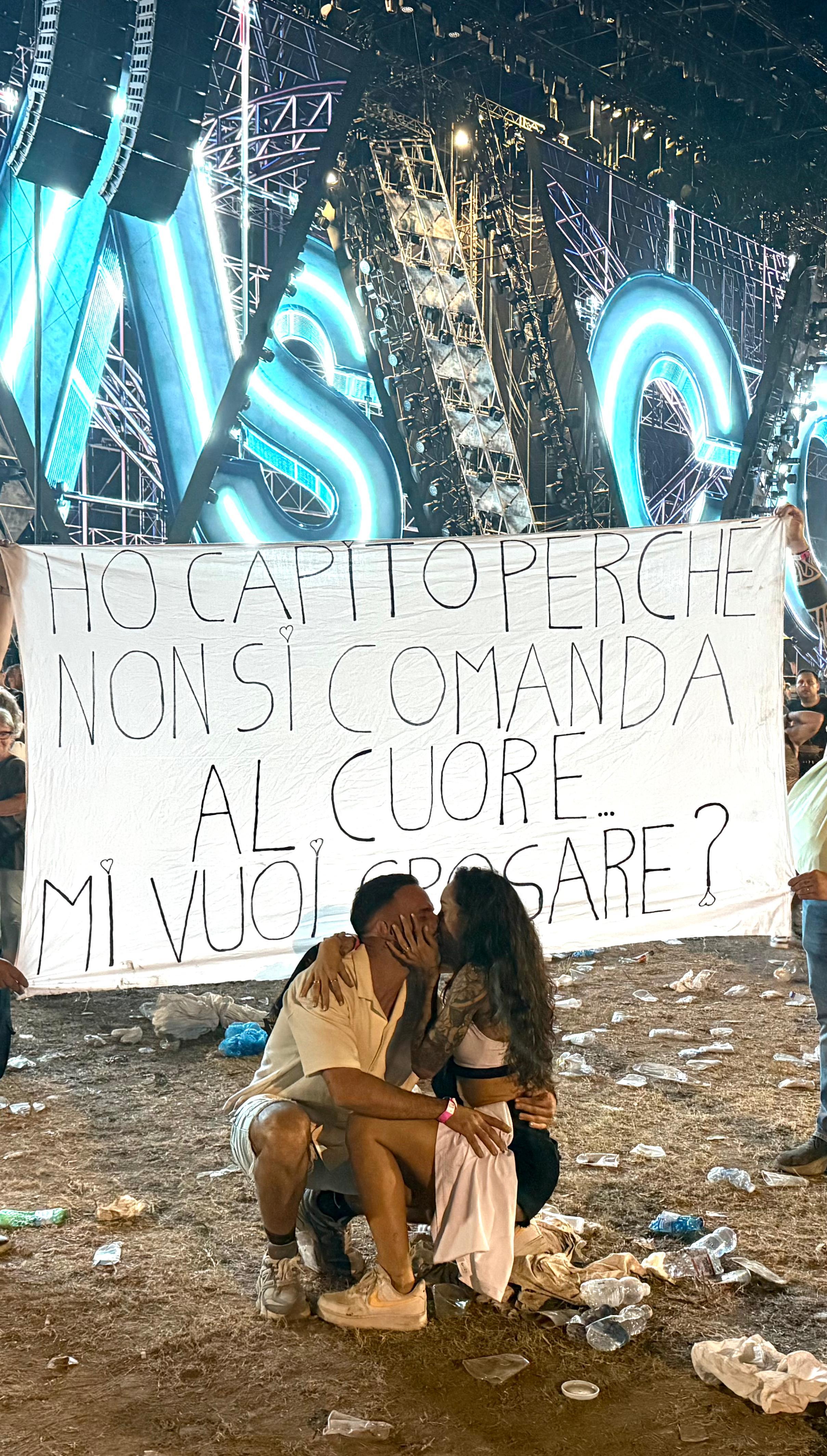 ‘Senza parole’, tra migliaia di persone: Samuele chiede a Elena di sposarlo durante il concerto di Vasco ‘Senza parole’, tra migliaia di persone: Samuele chiede a Elena di sposarlo durante il concerto di Vasco
