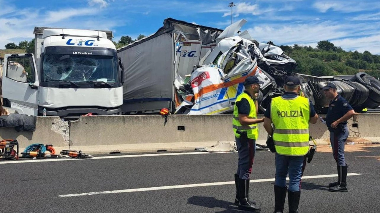Lo schianto nel tratto dell’A1 tra Arezzo e il. Valdarno costato la vita a tre persone, riaccende il dibattito sulla sicurezza