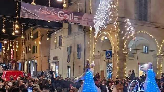 Il centro città si è animato con tanti eventi per dare il via alla tradizione che accompagna. il periodo più bello dell’anno. «Natale a Colle» con migliaia di persone che hanno reso davvero speciale una giornata di festa Il centro città si è animato con tanti eventi per dare il via alla tradizione che accompagna. il periodo più bello dell’anno. «Natale a Colle» con migliaia di persone che hanno reso davvero speciale una giornata di festa