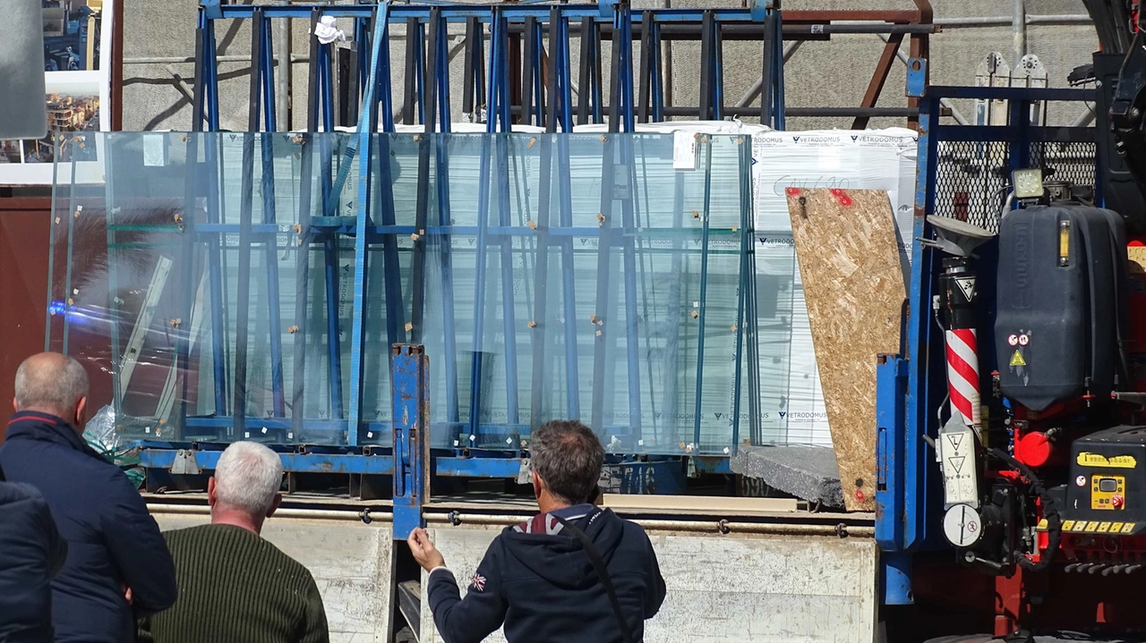 Le lastre di vetro che dovevano essere issate ai piani superiori dell'edificio in viale Pistelli a Camaiore (Foto Umicini)